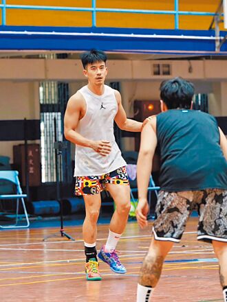 JR搭檔陳信安 祭拿手3分球盼摘金