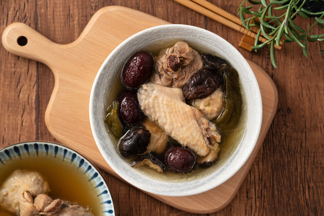 若染上新冠，飲食上要注意每餐都有蛋白質，營養師指出香菇雞湯是不錯的選擇。（示意圖，Shutterstock／達志）