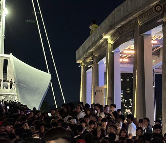 「浪際餐酒館」16日晚間邀請來頑童MJ116開唱，大港橋擠滿人。（讀者提供／洪靖宜高雄傳真）