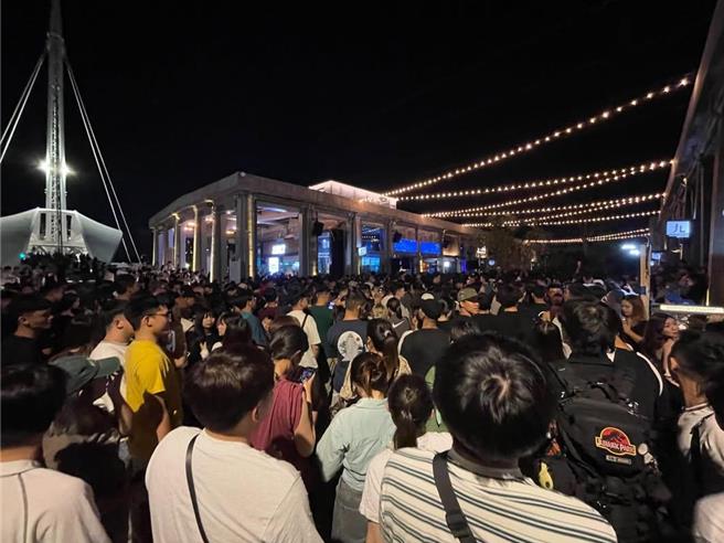 「浪際餐酒館」16日晚間邀請來頑童MJ116開唱，大港橋擠滿人。（讀者提供／洪靖宜高雄傳真）