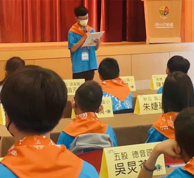 來自林口區麗園國小陳育彥同學分享，參加新北市環保小局長計畫收獲良多。（李育嫺攝）