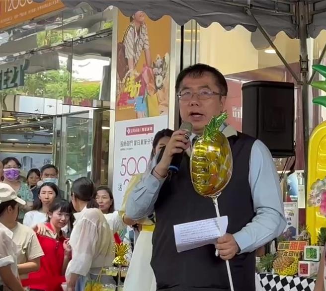 台南市長黃偉哲今天到嘉義市行銷農特產。（嘉市府提供／廖素慧嘉市傳真）