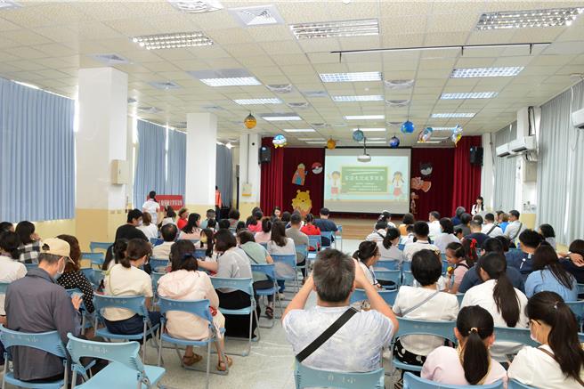 為推廣客語教育、深化文化認同，陳運棟文教基金會17日在頭份永貞國小舉辦「第二屆阿棟伯客語說故事比賽」，吸引31學童參賽，藉生動演繹傳承客家文化。（苗栗縣政府提供／呂麗甄苗栗傳真）