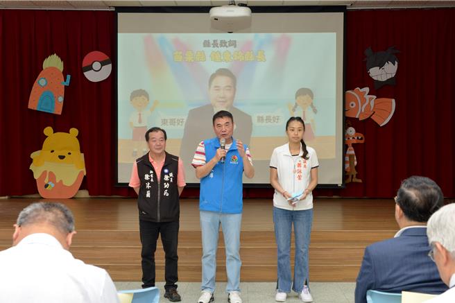 苗栗縣長鍾東錦(左二)表示，語言是文化的根基，透過說故事不僅提升孩子語言表達能力，也深化他們與客家文化的連結。（苗栗縣政府提供／呂麗甄苗栗傳真）