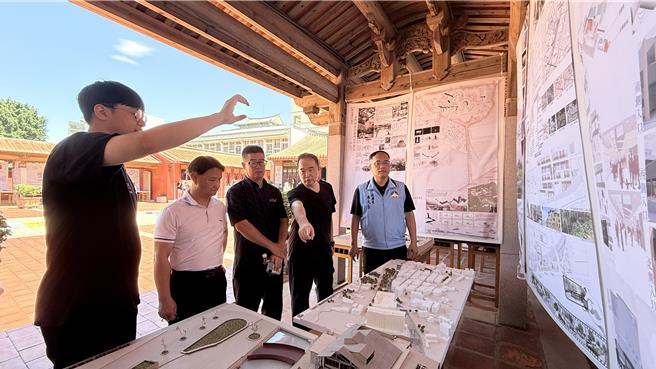 金門縣副縣長李文良(右一)特別前往參加金大建築系《樞送帶_CONVEYOR》畢展開幕，並仔細聆聽學生對各式作品的介紹。(圖／金大提供)