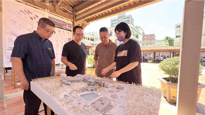 金大建築系畢展取名「樞送帶」，象徵學生歷經5年建築學習的歷程，猶如通過安檢、搭乘航機返島的旅人，重新與島嶼土地展開深刻對話。(圖／金大提供)