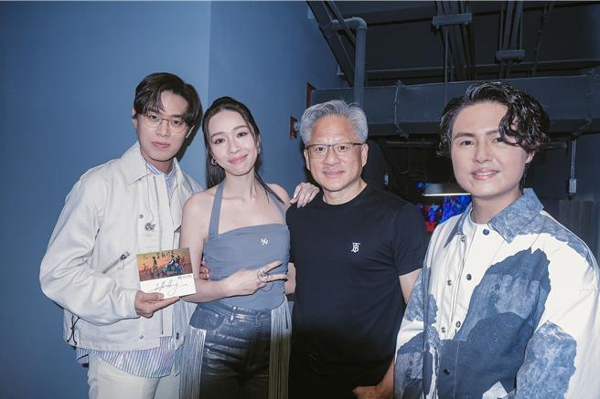 告五人后台与科技代表黄仁勋惊喜碰面。（相信音乐提供）