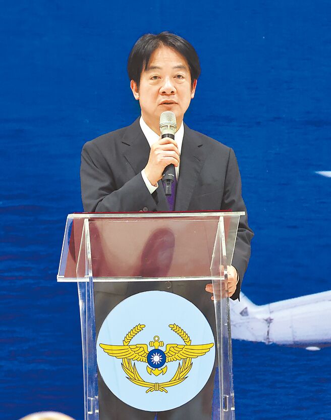 民进党16日公布党内民调中心调查显示，赖总统国政满意度57.3％。图为赖清德总统16日前往高雄海军反潜航空指挥部。（姚志平摄）