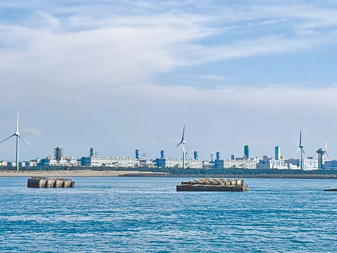 桃園市觀音海水浴場16日傳出有大陸籍宋姓父子自稱搭乘橡皮艇，從海水浴場左側沙灘上岸，海巡署北部分署立即實施灘岸搜索，並查獲1艘橡皮艇。（廖姮玥攝）