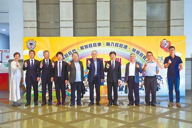 日本熊本县山鹿市市长早田顺一（右四）一行人16日来访，《中国时报》社长黄树德（右五）接待，双方交流合影。（邓博仁摄）