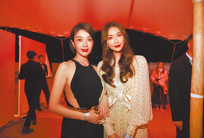 蔡淑臻（左）与林志玲在坎城相见。（左撇子女孩电影制作有限公司提供）