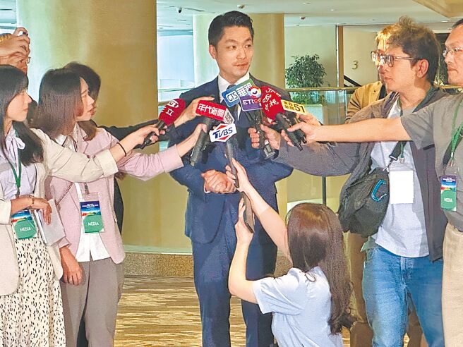 台北市长蒋万安（中）表示，非常荣幸邀请到黄仁勋，他身为全球科技及AI领域的重要人物，由他担任圣火手当之无愧。（丁上程摄）