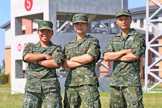 空訓中心特種地形跳傘訓練班 「女鐵漢」結訓巾幗不讓鬚眉