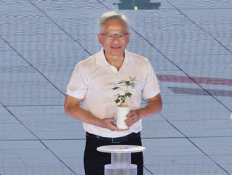 黃仁勳家庭聚餐花費曝光超驚人！店員曝他2舉動：真的暖男