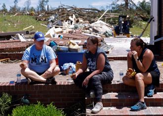 美國中西部龍捲風奪27命  災民： 不知道我是怎麼活下來的