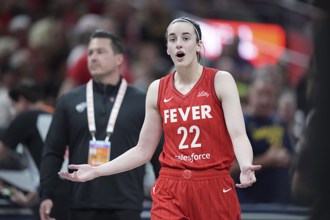 WNBA》克拉克成史上首位開幕戰摘大三元 詹皇都來道賀