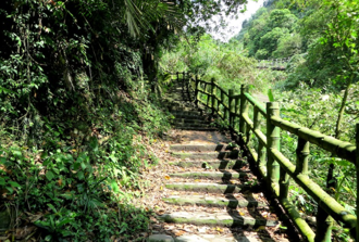 嘉义独立山雨中滚大石！女遭砸臟器外露离世 亲友抱尸痛哭