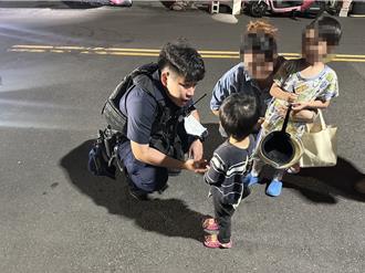 2岁男童深夜街头徘徊狂哭 暖警靠「拖鞋」让他破涕为笑
