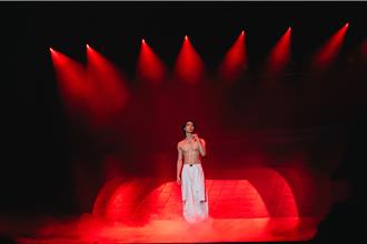 FEniX健身有成脱了！   首场大型个唱展现操肌饮控成果