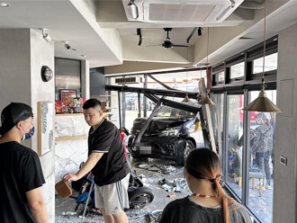廂型車撞花蓮知名早午餐店 駕駛失控害2女骨折11人輕傷
