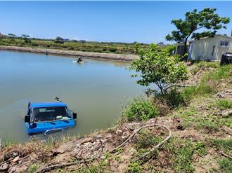 台南8旬老翁倒車滑落魚塭　民警協力急救援