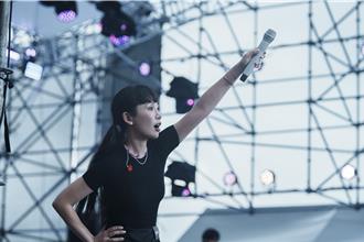 魏如萱唱一半遇異象「史詩級大暴雨」 蔡健雅憂心：別被雨水電到