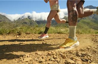 碳板鞋比拚 HOKA頂尖越野鞋秀3科技 ASICS史上最輕跑鞋問世