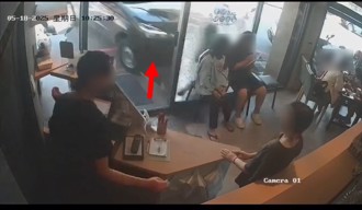 恐怖瞬间！开车暴衝早午餐店 窗边2女「遇横祸」喷飞撞墙