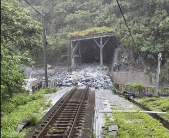 快訊》雨炸花蓮土石流淹沒鐵軌！自強號驚險「倒車」 北迴線中斷