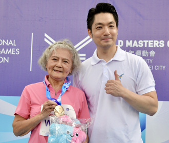 世壯運》「噴射機阿嬤」腳歪掉繼續跑 「想跑到100歲」