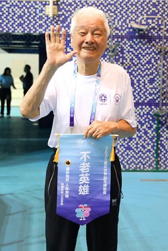 95岁陈彦地夺仰式金牌　不藏私分享长寿「人生座右铭」
