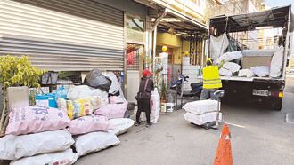 台中 端午送暖環保局贈資收戶白米