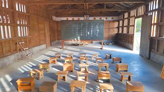 卓揆視察岸內影視基地 讚逼真