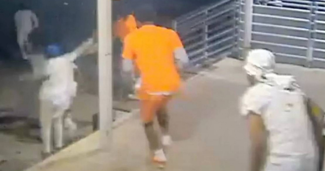 紐奧良監獄16日傳出10名重刑犯越獄成功，還留塗鴉嘲諷「太簡單」。(圖取自臉書／Orleans Parish Sheriff's Office)