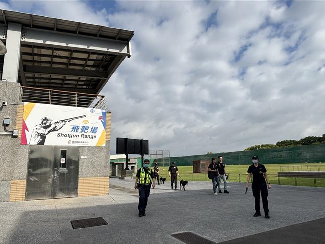 龟山分局设置机动派出所即时应对突发状况，配置双安检点分流检查出入人员，并强化场馆内外巡逻密度。(翻摄照片／蔡依珍桃园传真)