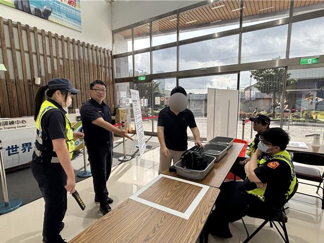 龟山分局设置机动派出所即时应对突发状况，配置双安检点分流检查出入人员，并强化场馆内外巡逻密度。(翻摄照片／蔡依珍桃园传真)