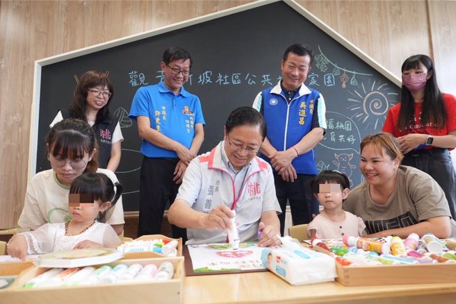 桃園市長張善政（前排右二）18日出席觀音新坡社區公共托育家園開幕典禮，他表示，未來市府將持續擴充托育資源，讓民眾擁有更貼心、親切的托育服務。（姜霏攝）