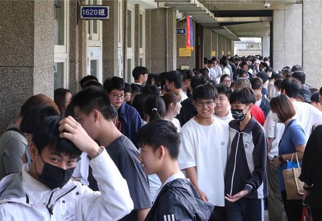 教育會考今天落幕，補教老師預估若要拿A＋＋，國文容錯題數為2題、英文1題、數學１題，自然為2至3題，社會為2至3題。 （本報資料照）