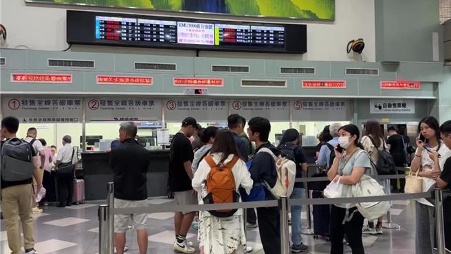 台铁北迴线和仁至崇德路段中断，大批旅客滞留台东车站。（民眾提供／萧嘉蕙台东传真）