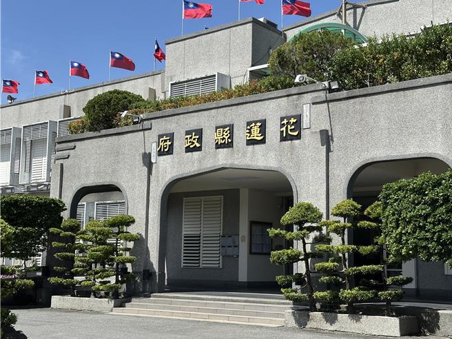 花莲县政府今晚宣布秀林乡和平村明天停止上班上课。（罗亦晽摄）