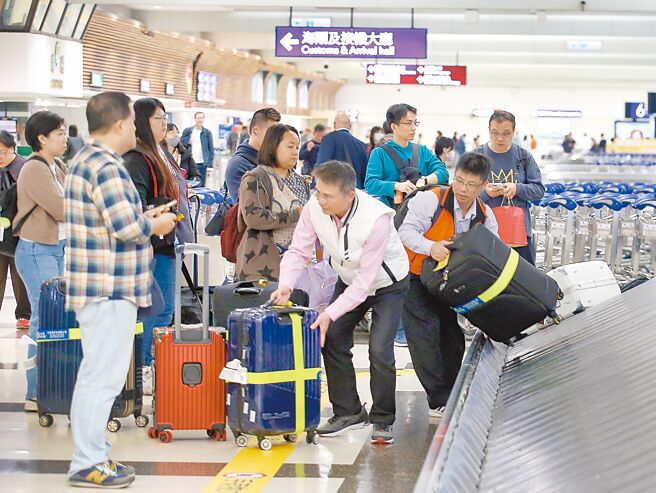 赖总统上任将满一年，我国观光困境未解。图为桃机旅客提领行李。（本报资料照片）