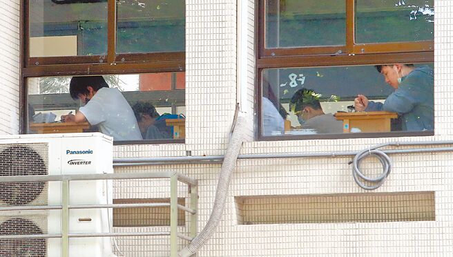 114年國中教育會考17日登場，全國17萬餘考生分別在18個考區、232個考場應試。（趙雙傑攝）