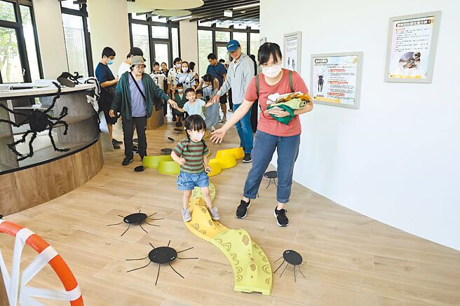 台南新化虎头埤风景区内的蟋蟀主题生态馆整修转型为亲子环教生态馆后，17日重新开馆时，吸引大批亲子参与体验。（南市府观旅局提供／洪荣志台南传真）