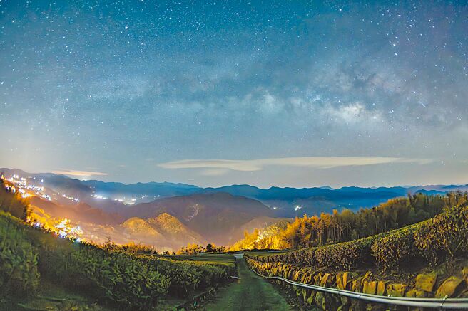 天氣晴朗的深夜，在無光害干擾下可見自玉山方向緩緩升起的燦爛銀河。（阿里山英迪格酒店提供）