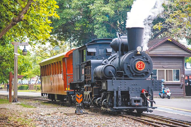 阿里山賓館以蒸汽火車及生態為概念，搭乘媽祖檜木列車從嘉義到阿里山。（阿里山林鐵文資處提供）