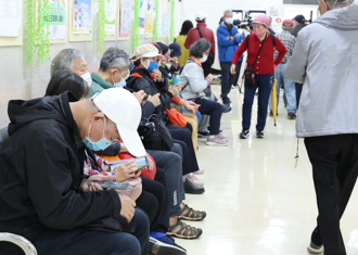 诊间每个人都发烧 4个月大婴也染新冠 医吓：跑不掉了