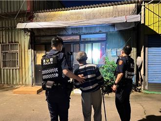 男子拄拐杖倒臥路邊  大園警伸援手護送返家