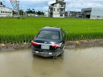 宜蘭兩車田間路口相撞衝田裡！遭諷：咻一下就到「田中」了