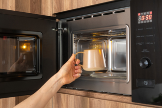 超多人放錯！微波食物放這1處才加熱均勻 不是中間