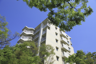 恐怖瞬間！大阪男子墜樓砸中無辜單車騎士釀2死